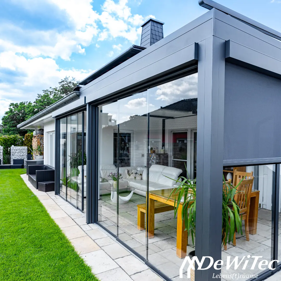 Terrassendach mit Glasschiebewänden und weißem Ledersofa im Innenraum
