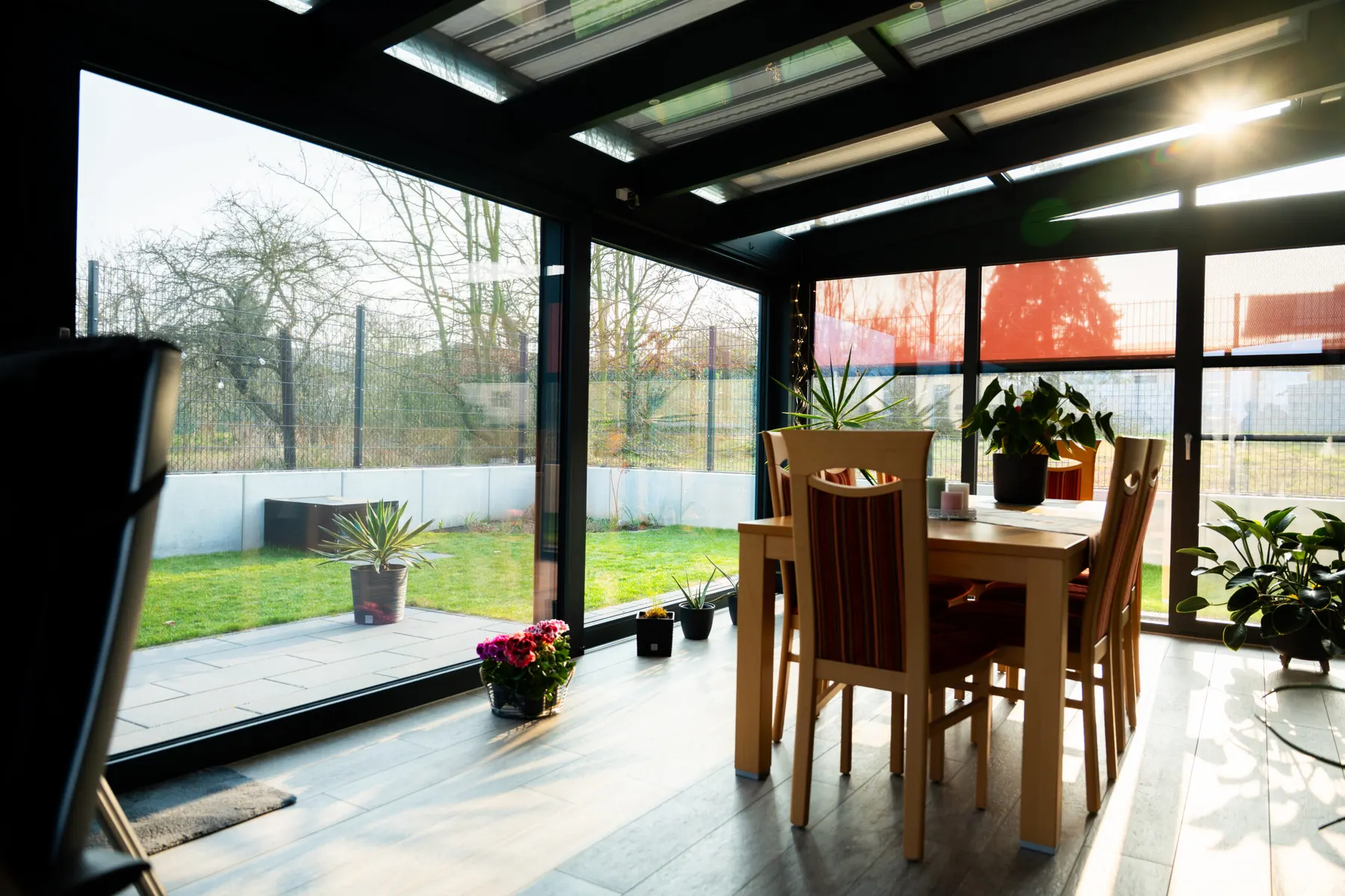 Wird ein Wintergarten im Sommer zur Sauna? So bleibt er das ganze Jahr angenehm