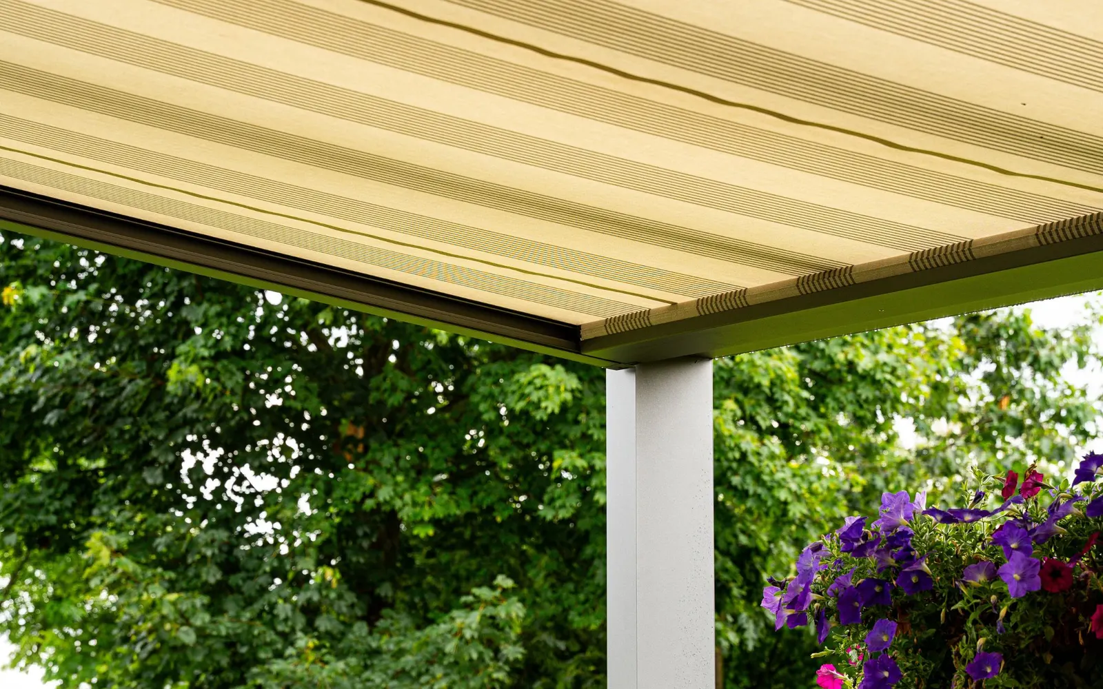 Unterglasmarkise mit beigem Design